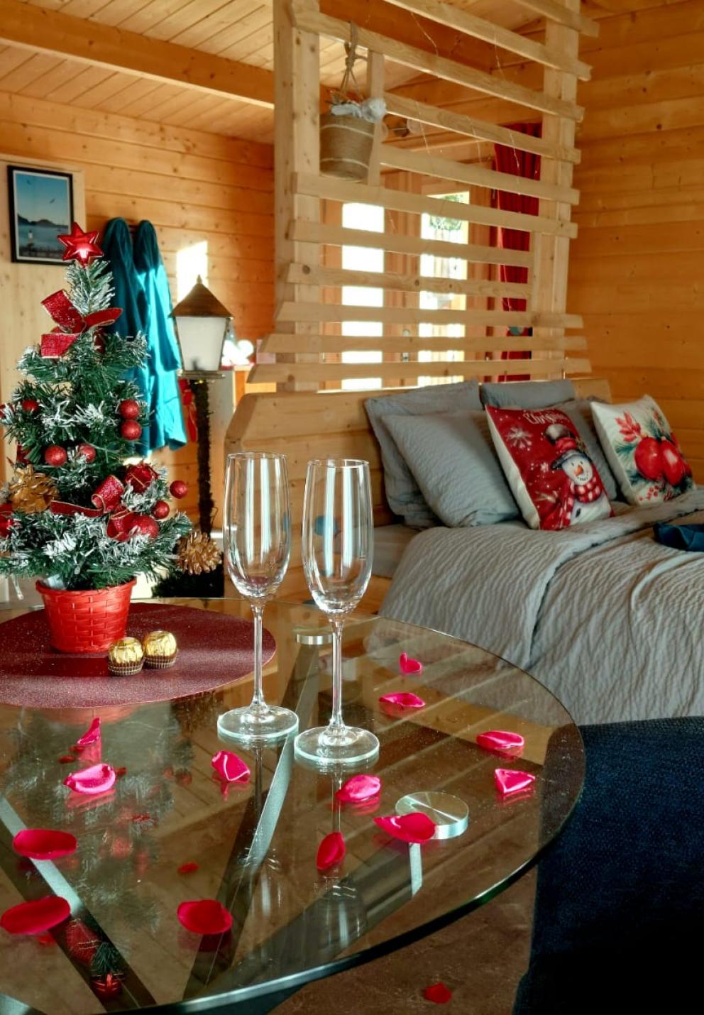 photo des lodges avec les décorations de Noel