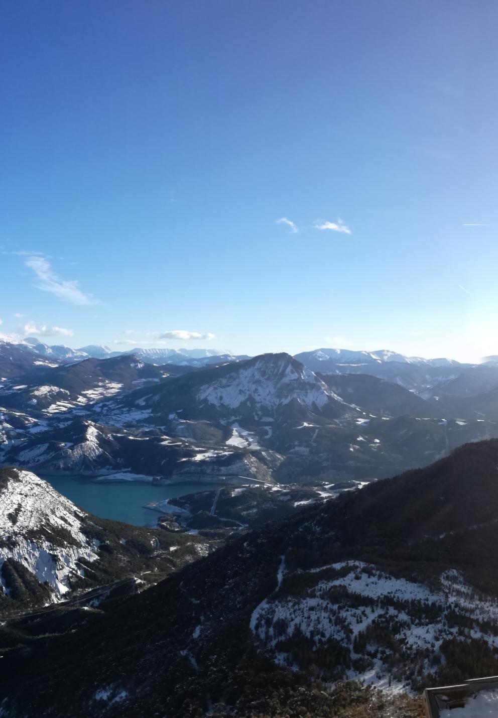 photo des sommets enneigés dans les Alpes du sud avec vue sur le lac de Serre Ponçon