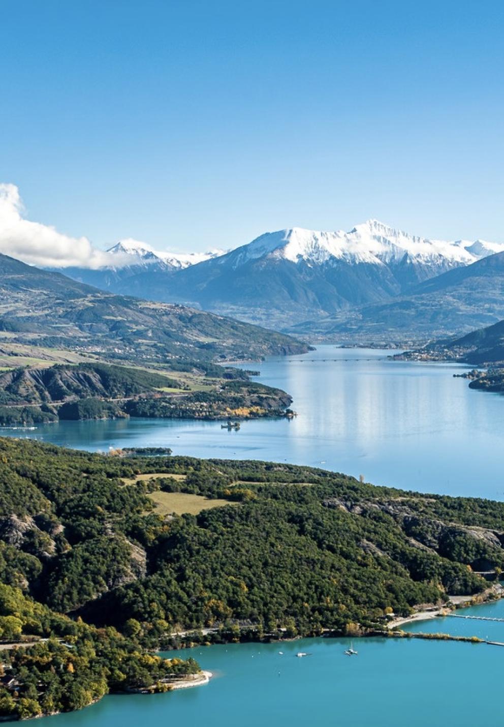 Lac de Serre Ponçon et montagnes enneigées. Hautes Alpes