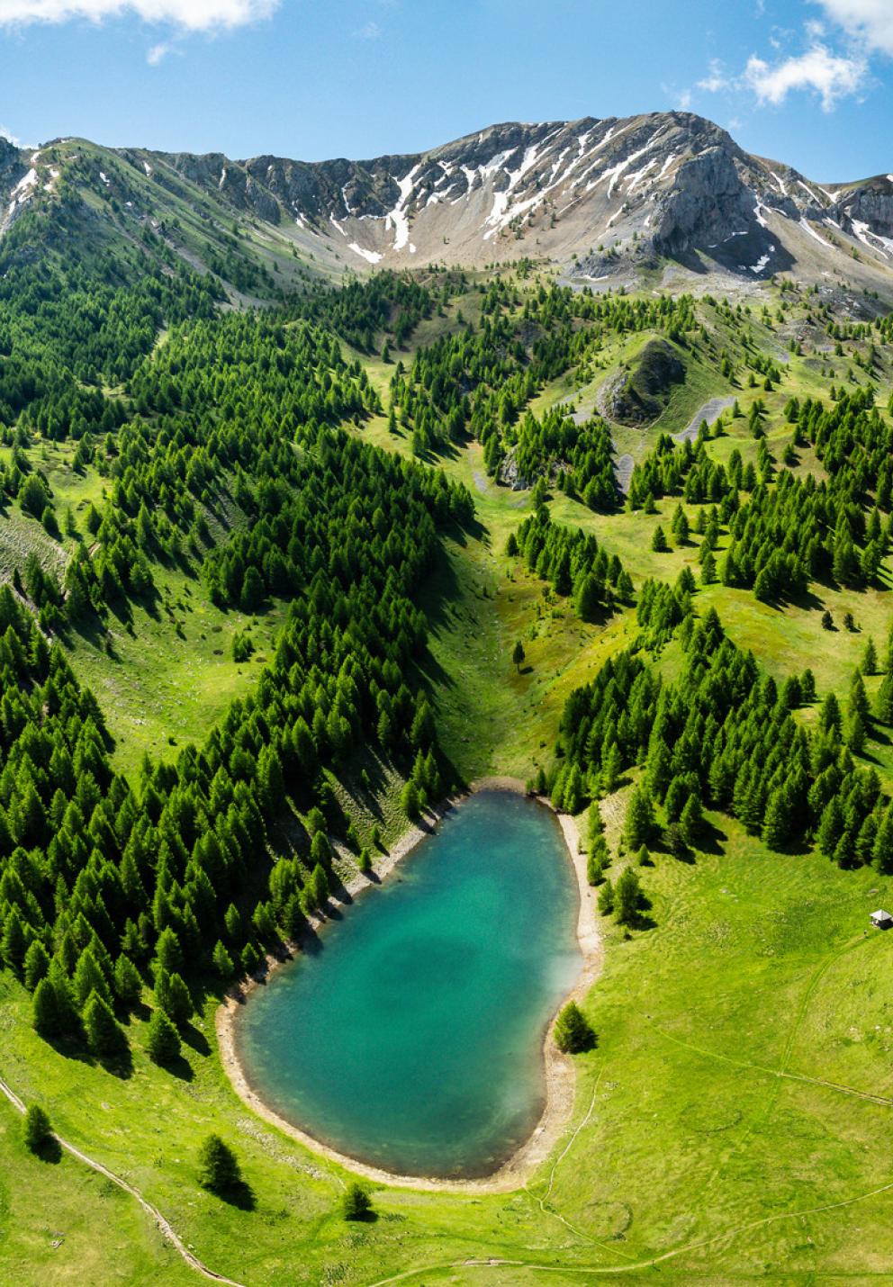 paysage de montagne avec verdure et lac collinaire aux alentours de Chorges, pays de Serre Ponçon