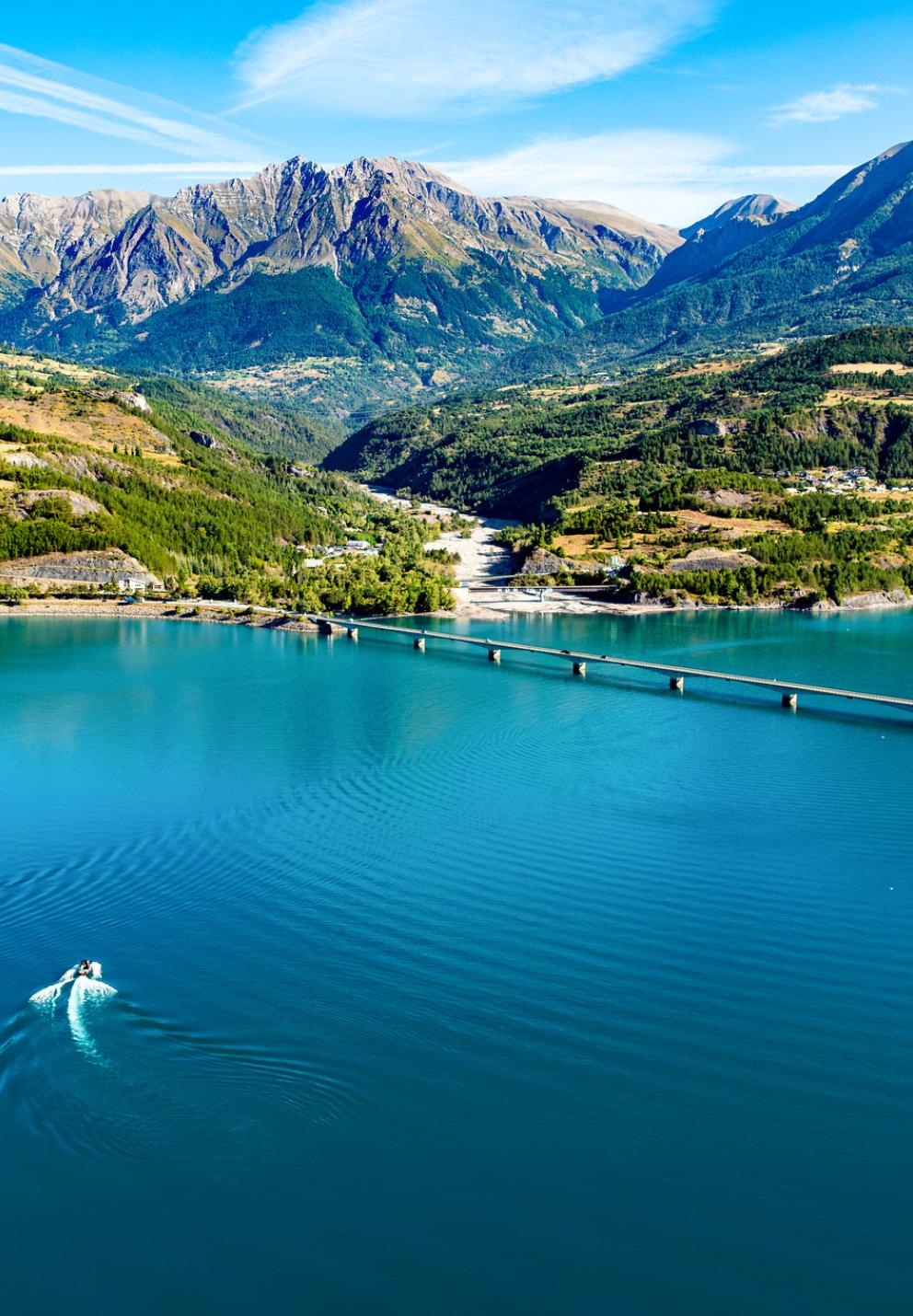 vue aérienne du lac de Serre Ponçon, Hautes Alpes