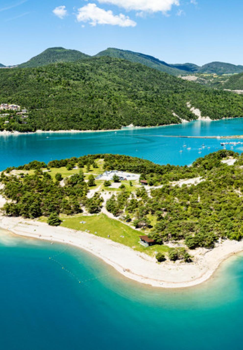 vue aérienne de lac de Serre Ponçon, Hautes Alpes 