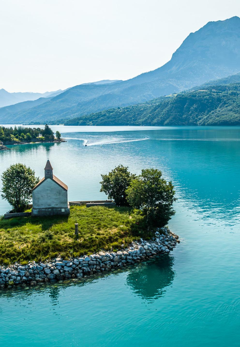 vue aérienne de la chapelle Saint Michel, Lac de Serre Ponçon, Hautes Alpes