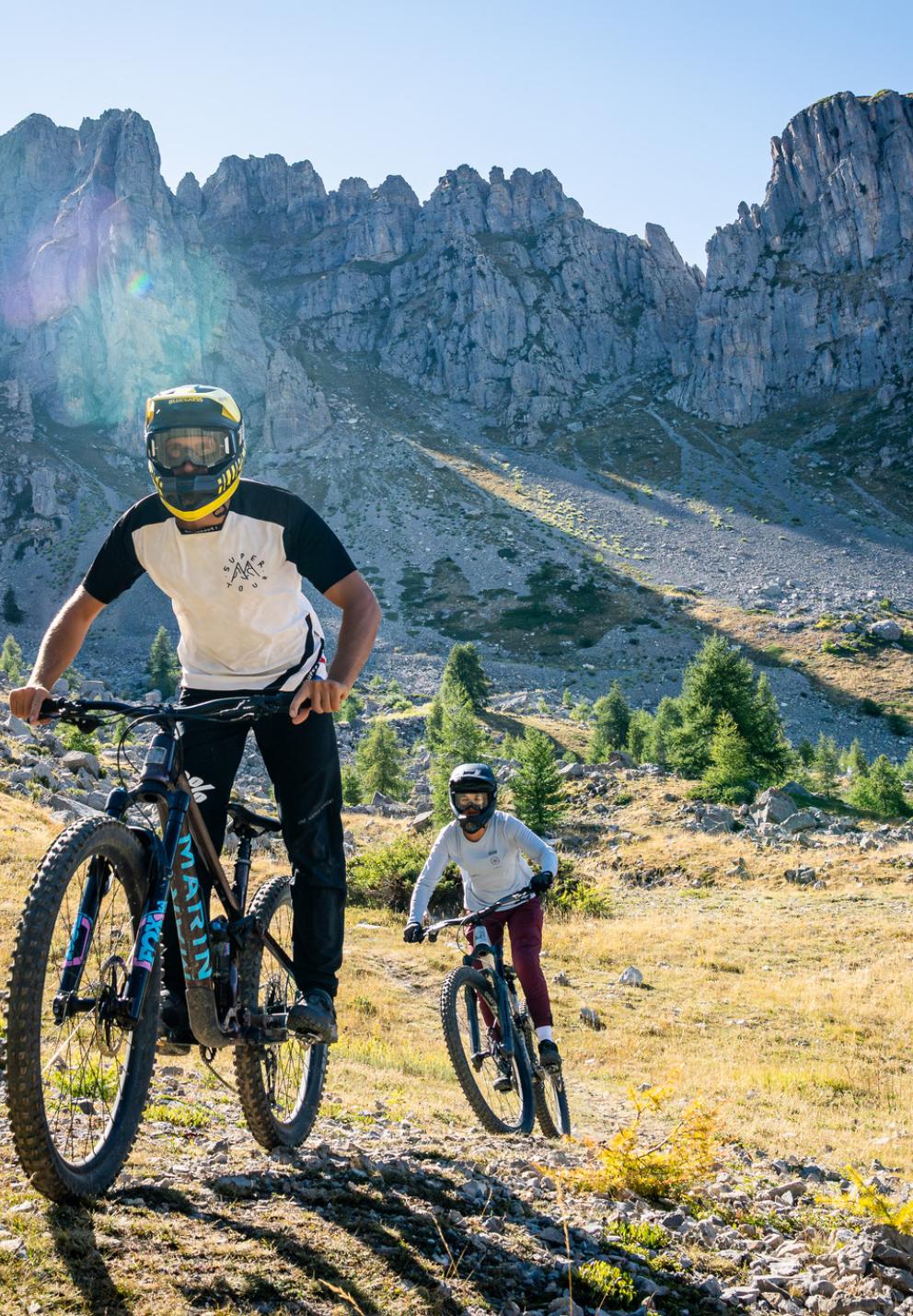 2 cyclistes évoluant an VTT dans les paysages Haut-Alpins, Serre-Ponçon.