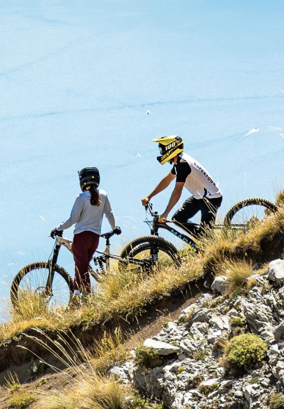 2 cyclistes avec vue sur le lac de Serre-Ponçon, Hautes Alpes