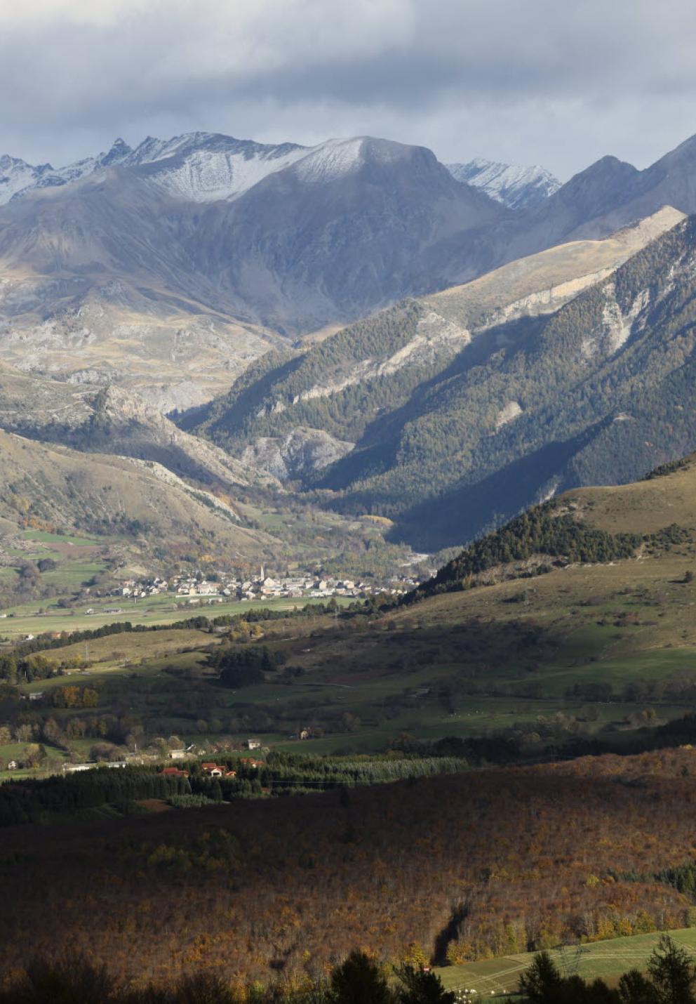 vallée haut alpine sous un ciel couvert
