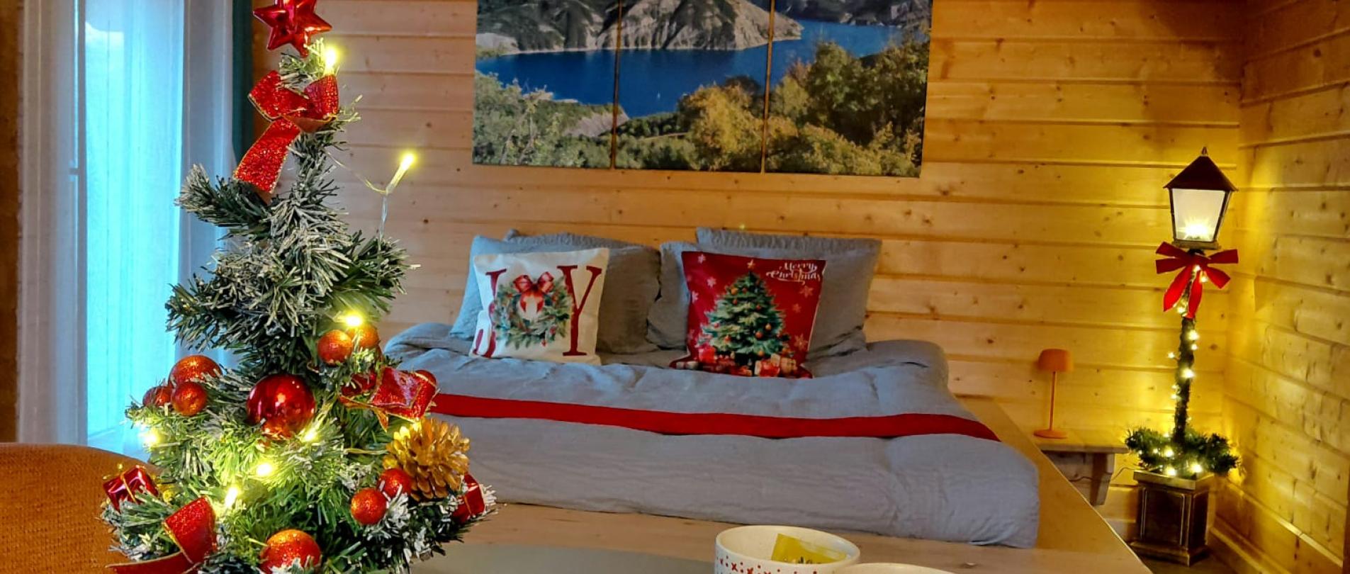 photo des lodges de Valière décorés pour les fêtes de fin d'année