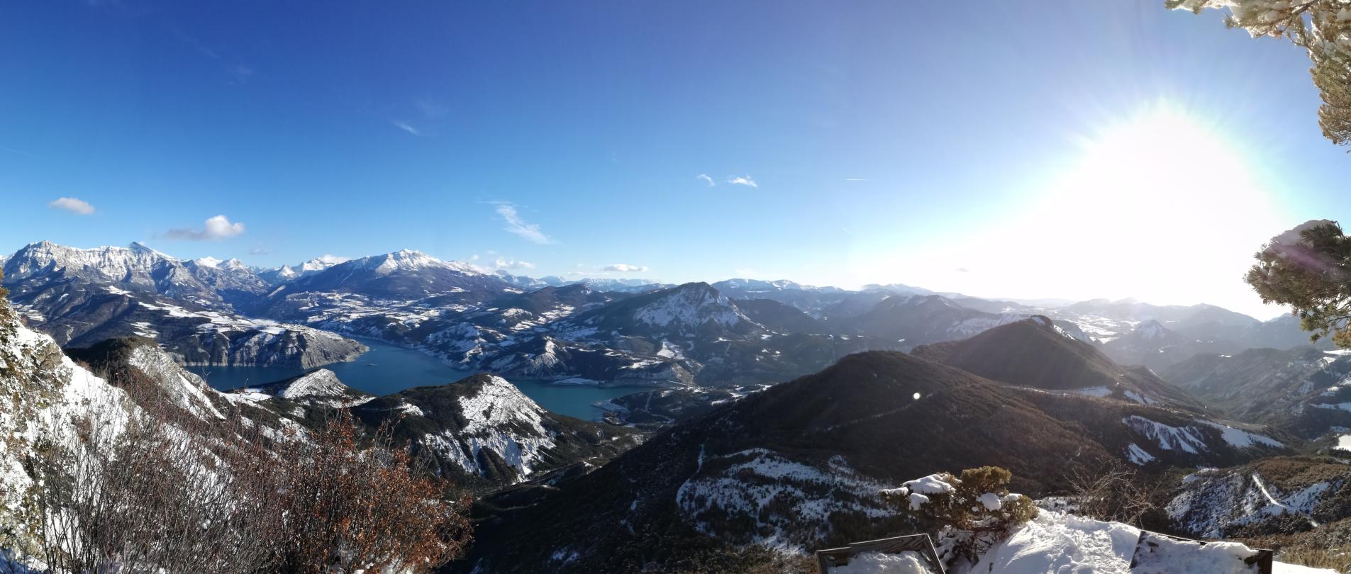 photo des sommets enneigés dans les Alpes du sud avec vue sur le lac de Serre Ponçon