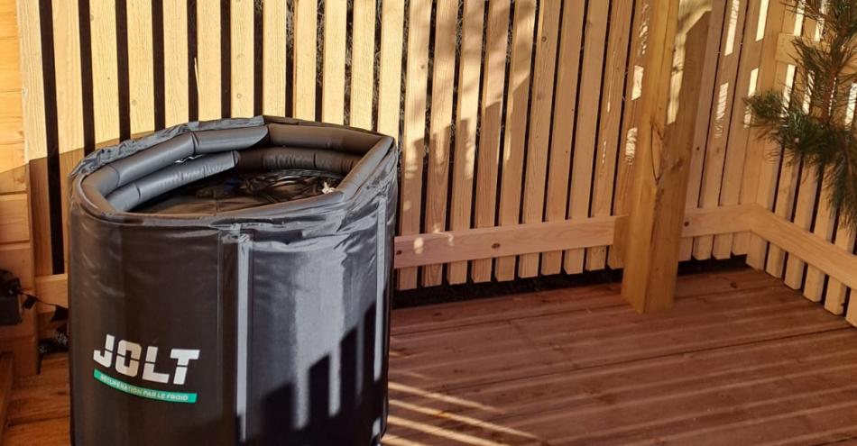 photo du bain froid sur la terrasse du lodge l'Écrin