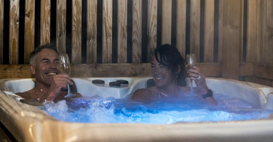 Couple dans jacuzzi