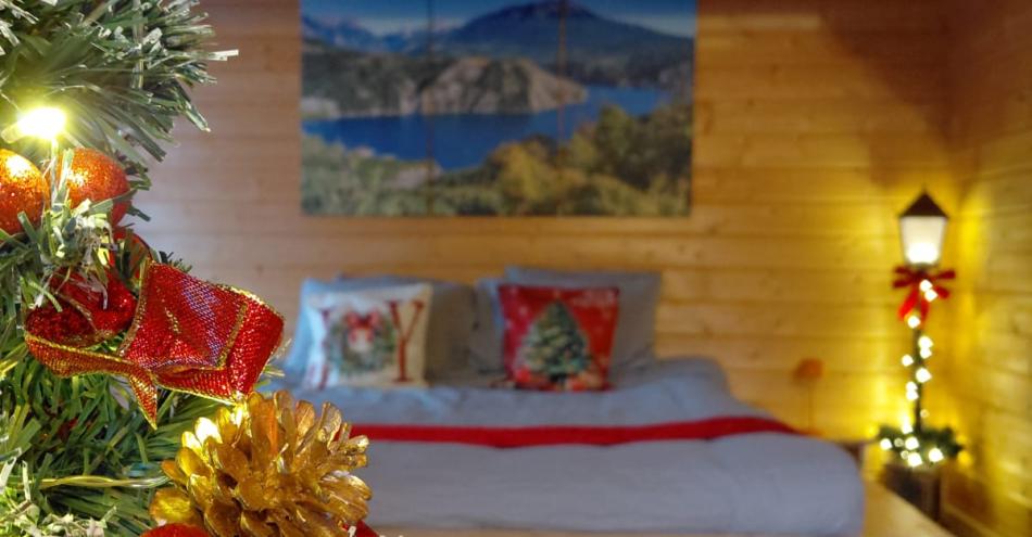 photo des lodges de Valière décorés pour les fêtes de fin d'année