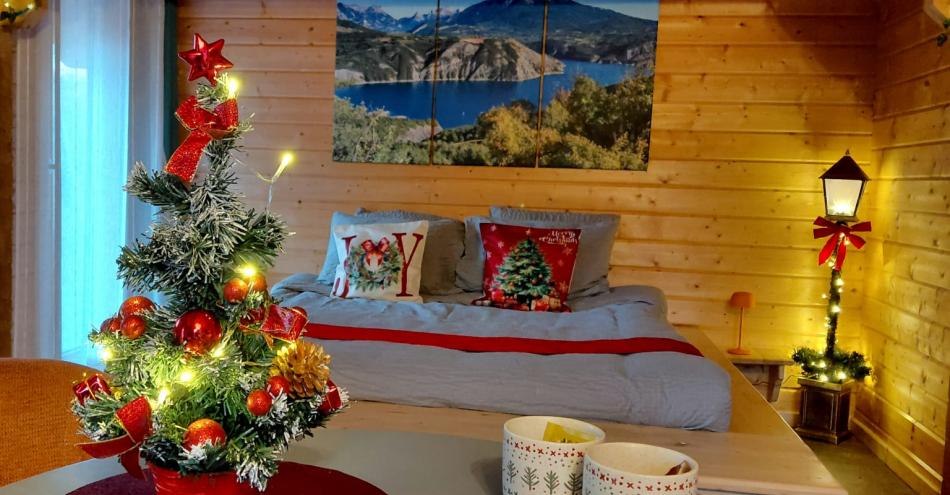 photo des lodges de Valière décorés pour les fêtes de fin d'année