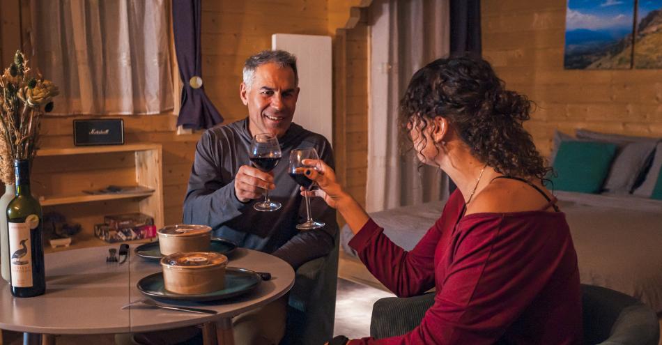 photo représentant deux amoureux en train de célébrer la Saint-Valentin aux Lodges de Valière