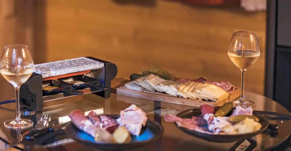 photo d'un plateau raclette proposé par les Lodges de Valière