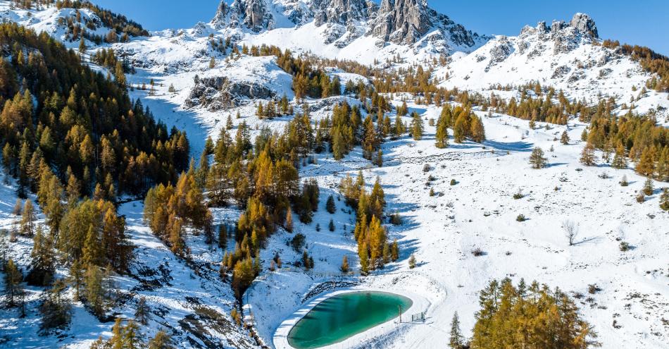 Station de Réallon avec vue sur retenue d'eau, montagne  et ciel bleu 