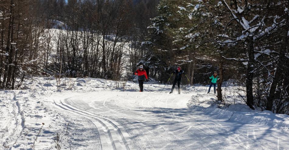 2 skieurs de fond sur une piste nordique dans les Alpes du Sud