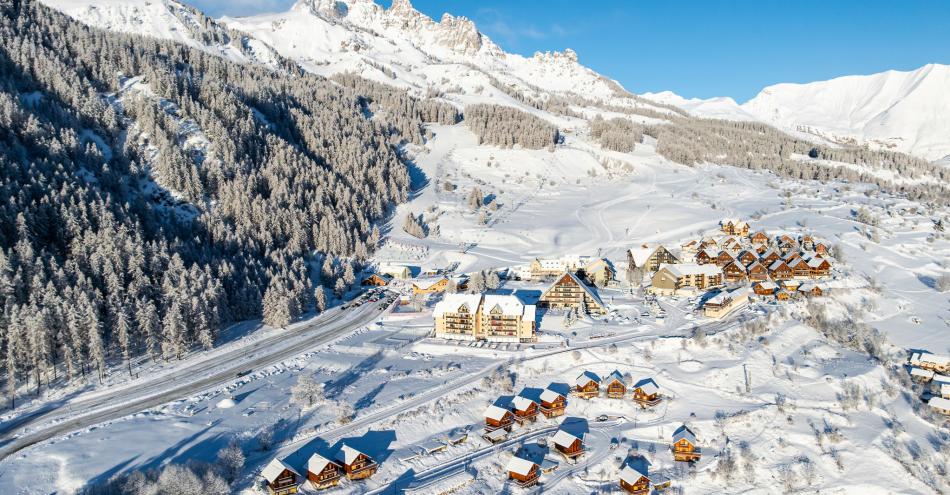 vue de la station de ski de Réallon enneigée avec soleil et ciel bleu. Alpes du Sud