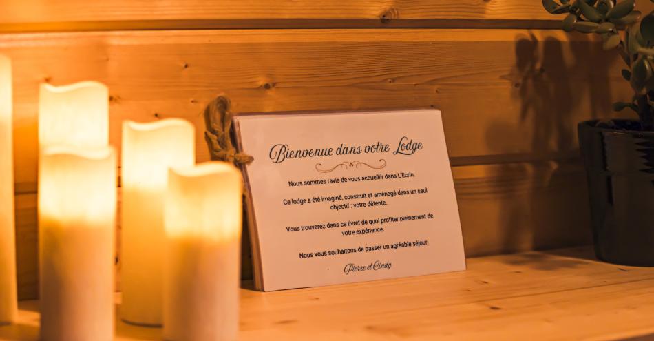 ambiance cocooning aux Lodges de Valière avec bougies et petit mot de bienvenue