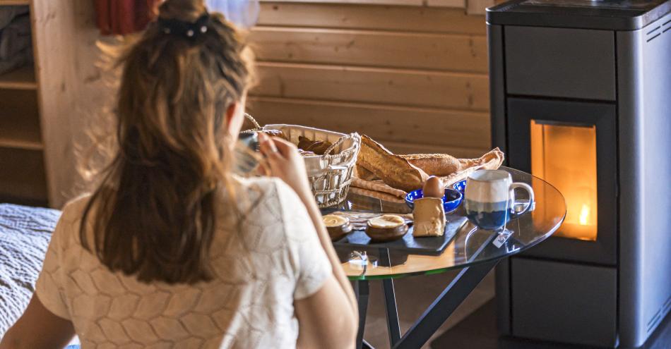 photo d'une personne de dos en train de prendre un petit déjeuner complet aux Lodges de Valière