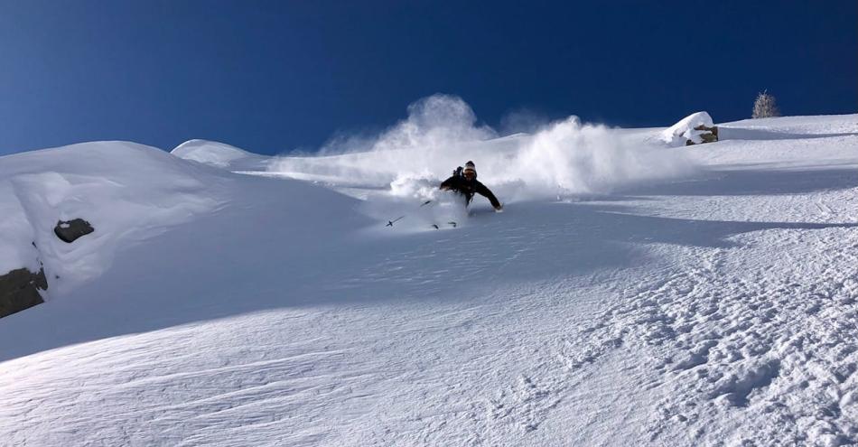 photo d'un skieur dans la poudreuse dans les Alpes du Sud