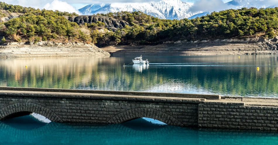 pont de Chanteloube partiellement submergé, lac de Serre Ponçon, Hautes Alpes