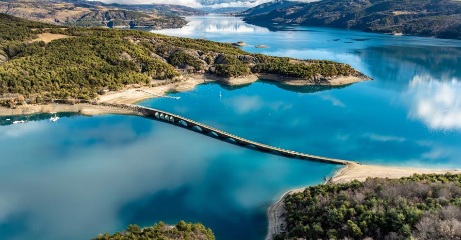 vue aérienne de la baie de Chantelouble, lac de Serre Ponçon, Hautes Alpes
