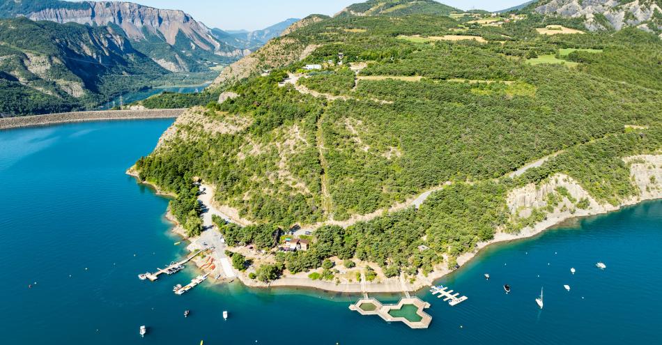 vue aérienne de la plage de Bois vieux, Lac de Serre Ponçon, Hautes Alpes