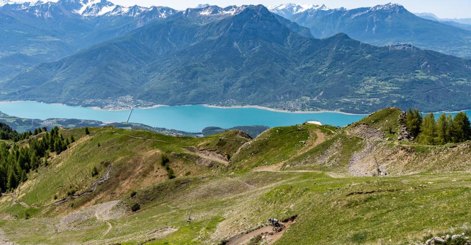 vue du lac de Serre-Ponçon, Alpes du Sud depuis un parcours de VTT ou de randonnée