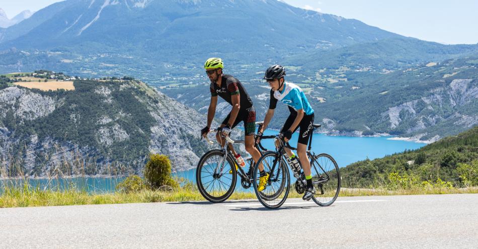 2 cyclistes sur les hauteurs du lac de Serre-Ponçon, Hautes Alpes