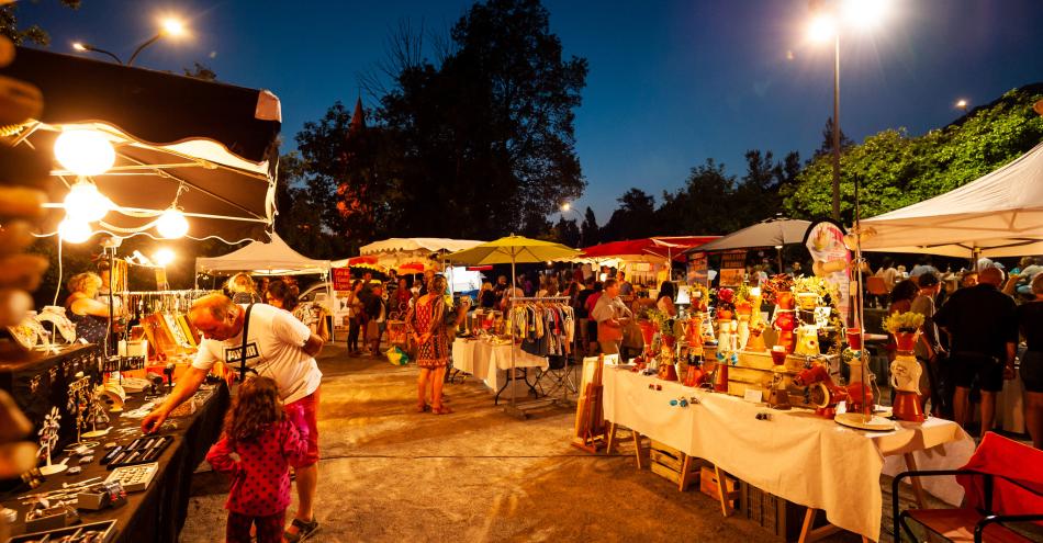 marché de nuit estival. Hautes Alpes, Serre Ponçon