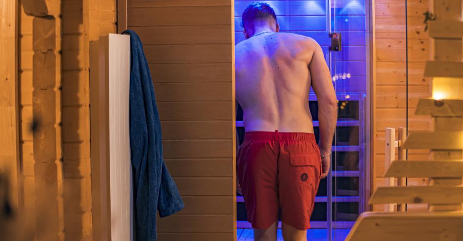 photo d'une personne entrant dans le sauna aux lodges de la Valière, Chorges, Serre Ponçon, Hautes-Alpes