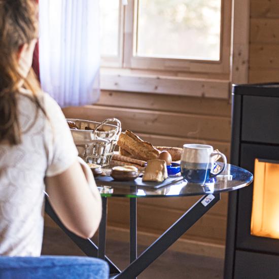 Petit déjeuner devant feu