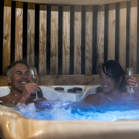 Couple dans jacuzzi