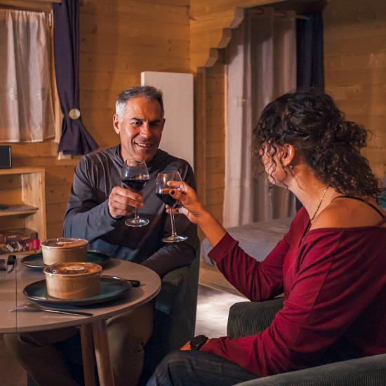 photo représentant deux amoureux en train de célébrer la Saint-Valentin aux Lodges de Valière