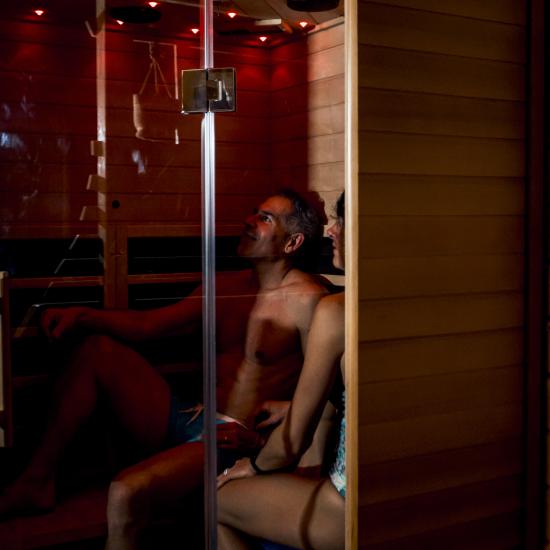 2 personnes dans le sauna aux Lodges de Valière