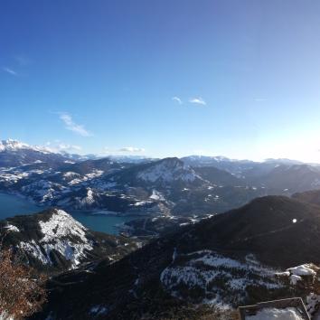 photo des sommets enneigés dans les Alpes du sud avec vue sur le lac de Serre Ponçon