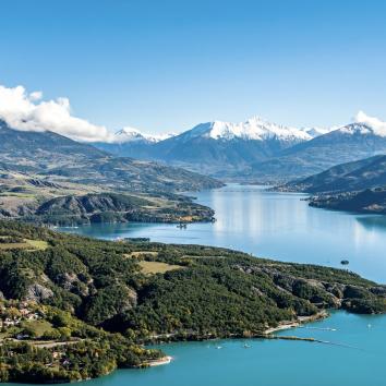 Lac de Serre Ponçon et montagnes enneigées. Hautes Alpes