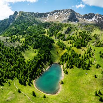 paysage de montagne avec verdure et lac collinaire aux alentours de Chorges, pays de Serre Ponçon