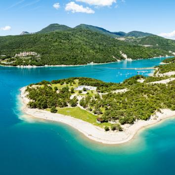 vue aérienne de lac de Serre Ponçon, Hautes Alpes 
