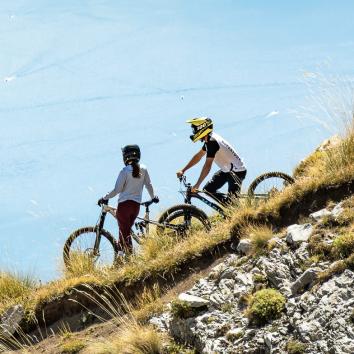 2 cyclistes avec vue sur le lac de Serre-Ponçon, Hautes Alpes