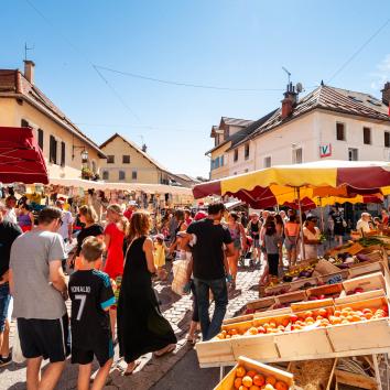 marché de Chorges un dimanche matin d'été. Hautes Alpes, Serre-Ponçon