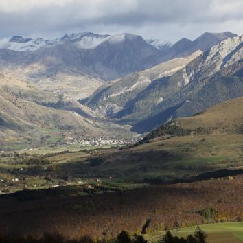 vallée haut alpine sous un ciel couvert